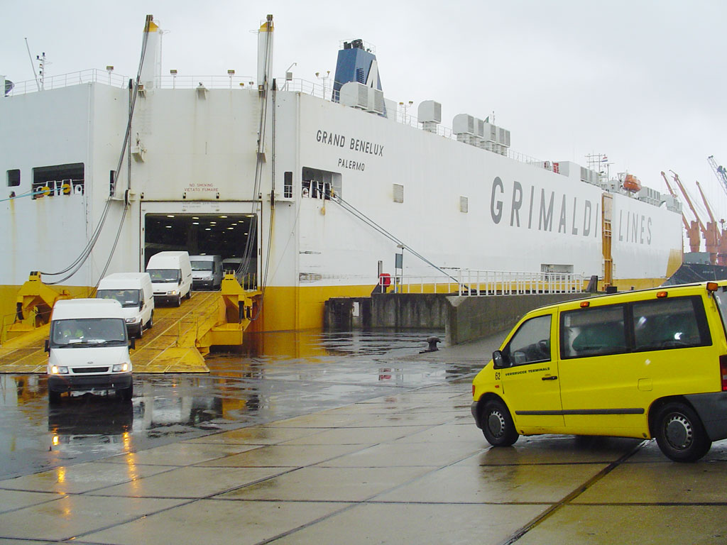 Débarquement de véhicules d'un bateau Grimaldi Lines